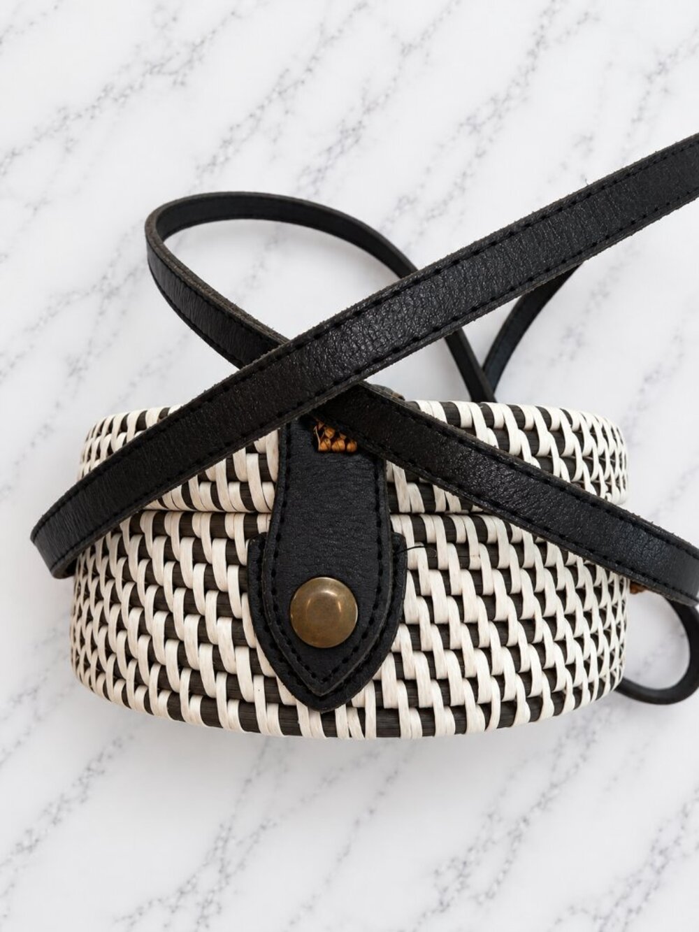 Round Black White Rattan Woven Crossbody Bag Boho Purse - Picture 2 of 3